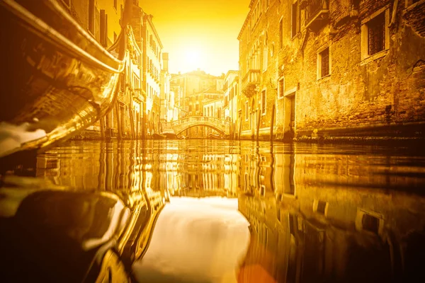 Canal de Veneza e gôndolas — Fotografia de Stock