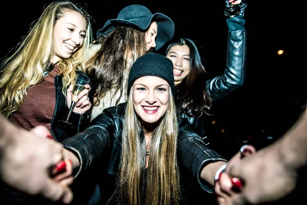 Fyra flickor att göra partiet utomhus i natt — Stockfoto