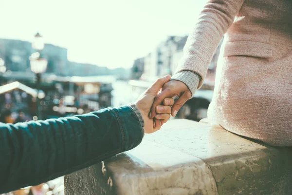 Pareja feliz en vacaciones románticas en Venezia — Foto de Stock