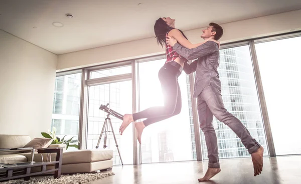 Szczęśliwa para właśnie kupił nowe mieszkanie drogie — Zdjęcie stockowe