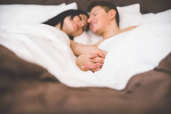 Belos momentos na cama para jovens casais — Fotografia de Stock