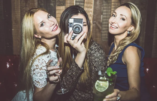 Festa meninas em um restaurante comemorando com bebidas e champanhe — Fotografia de Stock