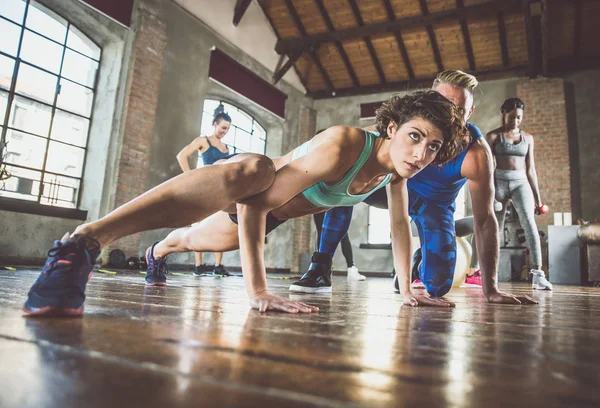Skupina sportovec trénuje s funkční gymnastické — Stock fotografie