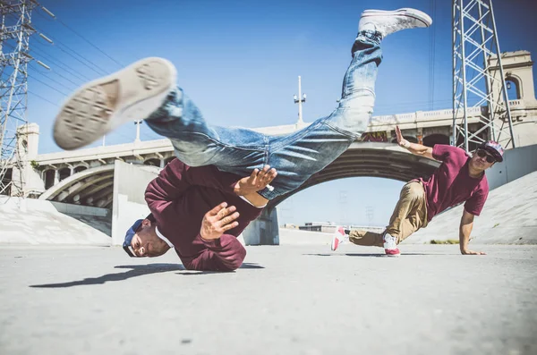 Breakdancer che si esibiscono in un condotto dell'acqua — Foto Stock