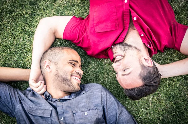 Feliz gay casal deitado no o grama — Fotografia de Stock