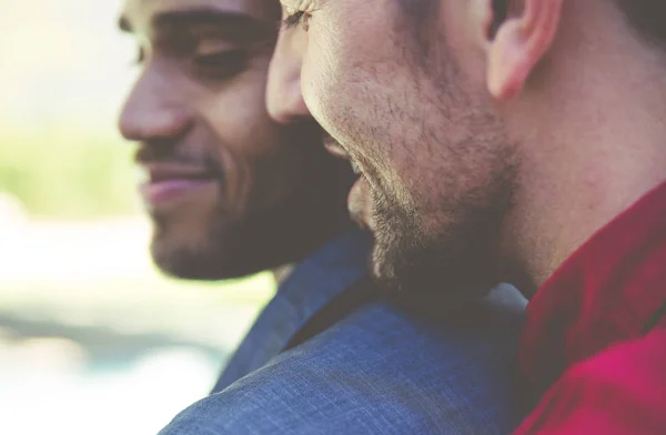 Ευτυχισμένο ζευγάρι ομοφυλόφιλων ξοδεψουν το χρόνο μαζί — Φωτογραφία Αρχείου