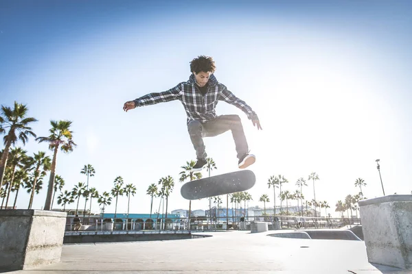 アクション屋外でスケートボーダー — ストック写真