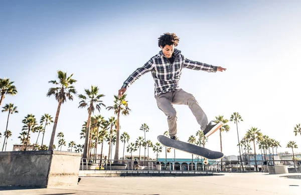 Skateboarder beraksi di luar ruangan — Stok Foto