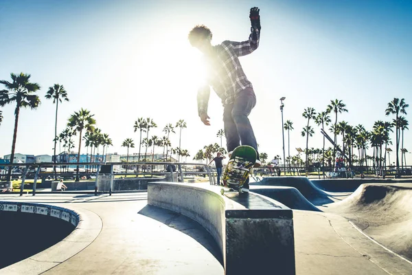 Skateboarder en action à l'extérieur — Photo