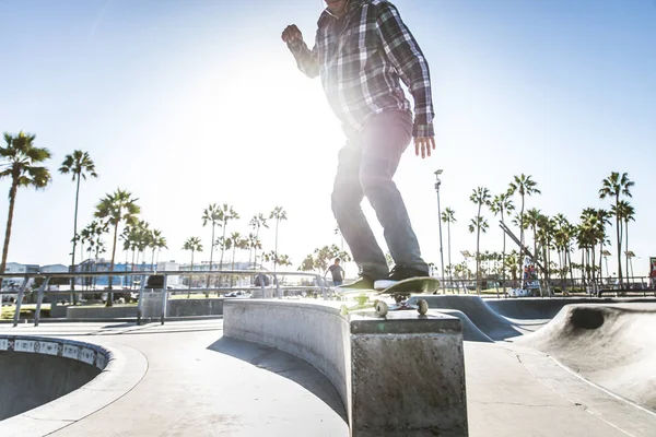 Skateboarder em ação ao ar livre — Fotografia de Stock
