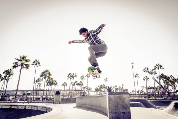 Skateboarder em ação ao ar livre — Fotografia de Stock