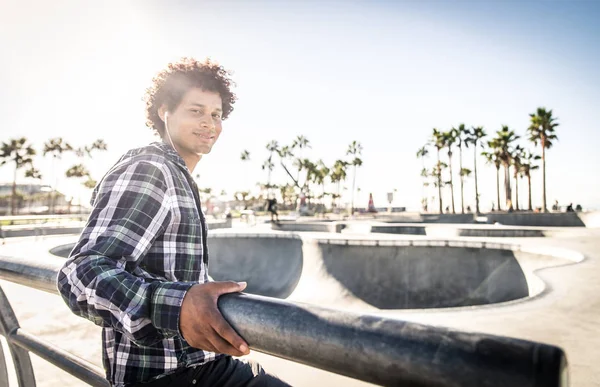 Skateboarder em ação ao ar livre — Fotografia de Stock