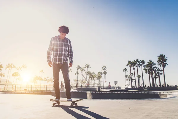 Skateboarder σε δράση σε εξωτερικούς χώρους — Φωτογραφία Αρχείου