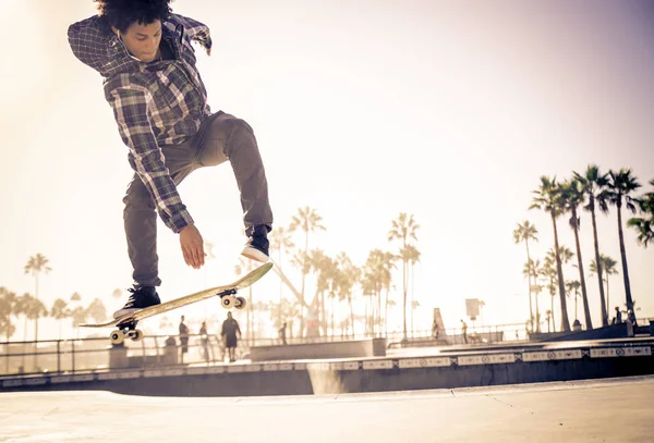 Скейтбордист в действии на открытом воздухе — стоковое фото