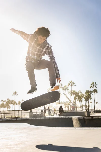 Skateboardista v akci venku — Stock fotografie