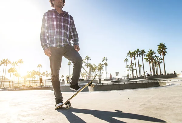 Skateboarder em ação ao ar livre — Fotografia de Stock