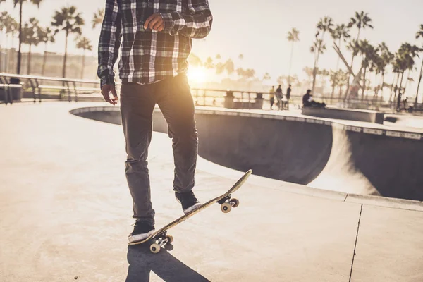 Скейтбордист в действии на открытом воздухе — стоковое фото