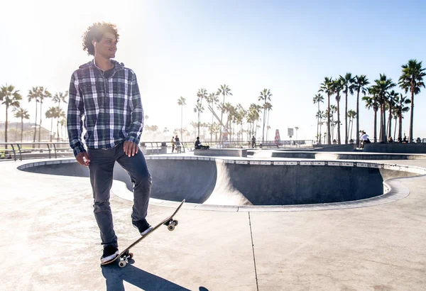 Skateboarder in azione all'aperto — Foto Stock