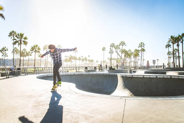 Skateboarder in actie in openlucht — Stockfoto