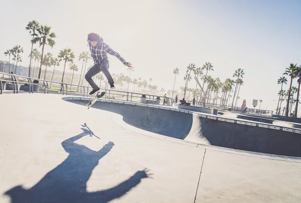 Skateboarder in azione all'aperto — Foto Stock