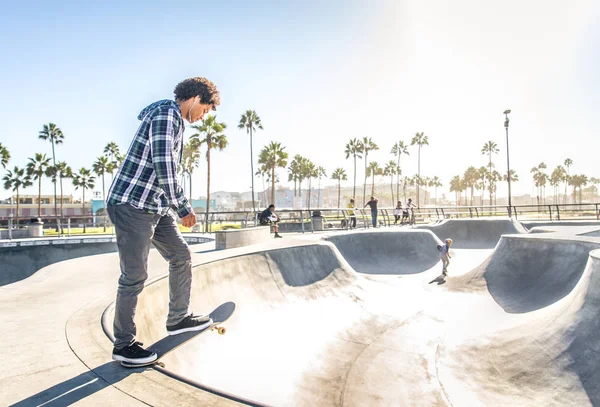 Skateboarder in azione all'aperto — Foto Stock