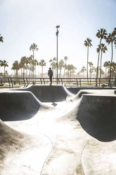 Skateboarder in azione all'aperto — Foto Stock