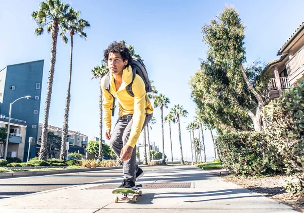 Skateboarder σε δράση σε εξωτερικούς χώρους — Φωτογραφία Αρχείου