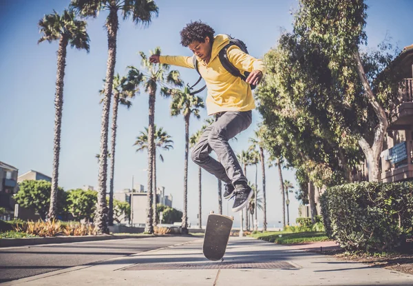 Skateboarder σε δράση σε εξωτερικούς χώρους — Φωτογραφία Αρχείου