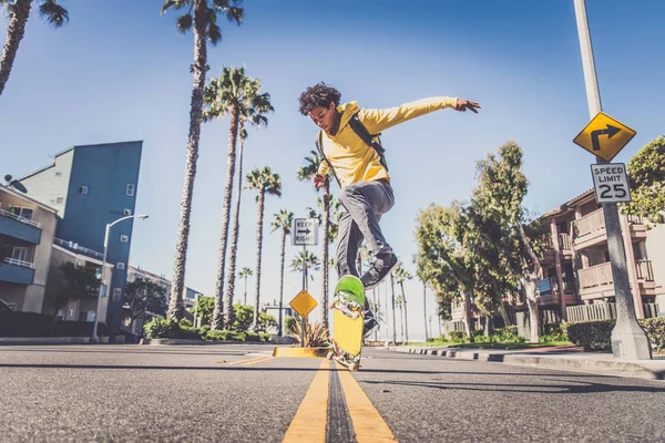 Skateboarder σε δράση σε εξωτερικούς χώρους — Φωτογραφία Αρχείου