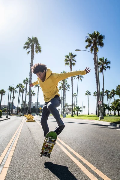 Skateboardista v akci venku — Stock fotografie