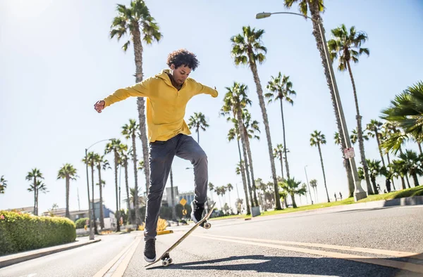 Skateboarder in azione all'aperto — Foto Stock