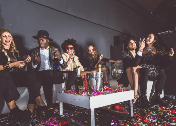 Amigos fazendo festa em boate — Fotografia de Stock