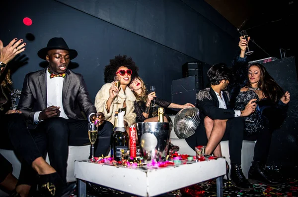 Amigos teniendo fiesta en discoteca — Foto de Stock