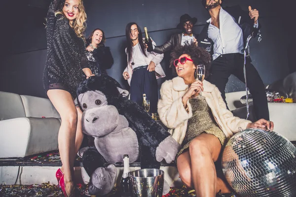 Amici che fanno festa in discoteca — Foto Stock