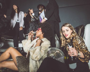 Arkadaşının kulübünde partisi  