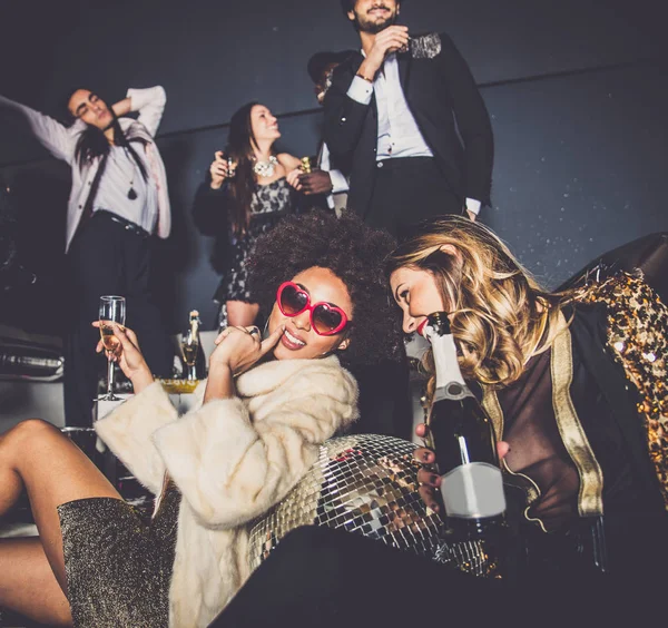 Друзья устраивают вечеринки в ночном клубе — стоковое фото