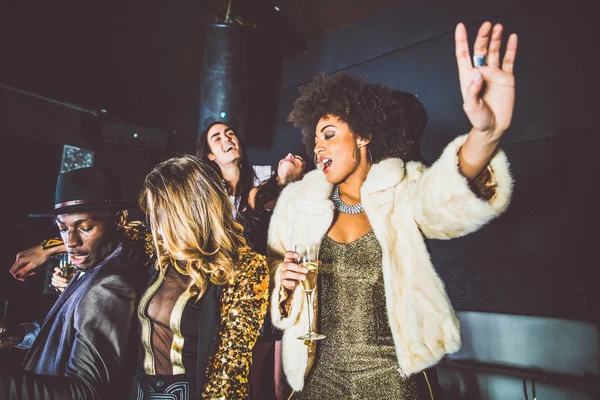 Vrienden hebben partij in nachtclub — Stockfoto