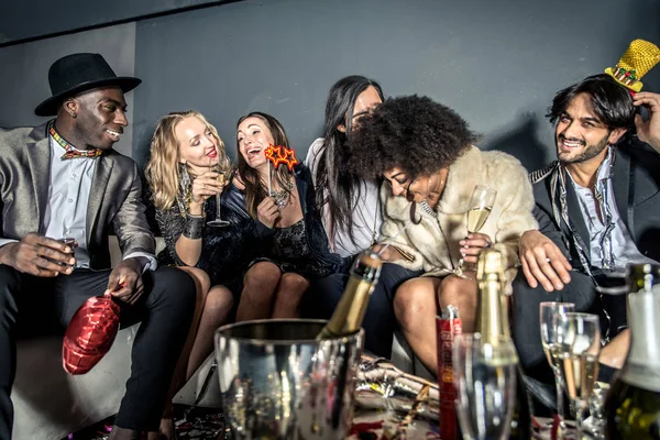 Amigos fazendo festa em boate — Fotografia de Stock