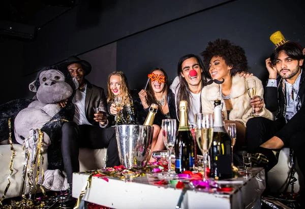 Venner som har fest på nattklubb – stockfoto