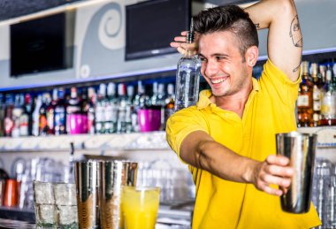 Genç gülümseyen barmen
