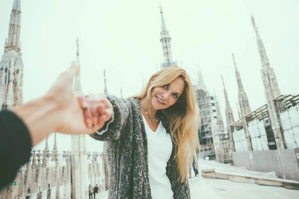 Couple sur la cathédrale de Duomo — Photo