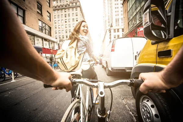 Par nya Yorkers på cyklar — Stockfoto