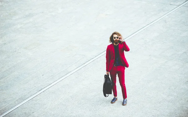 Hipster homem de terno vermelho — Fotografia de Stock