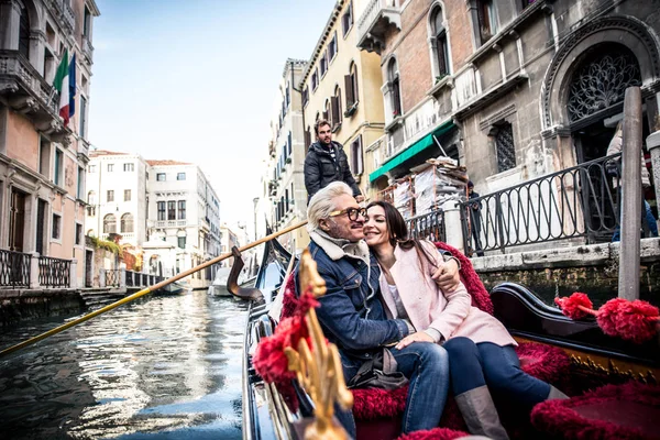 Happy couple in gondola — Stock Photo, Image