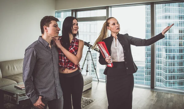 Real estate agent and young couple — Stock Photo, Image