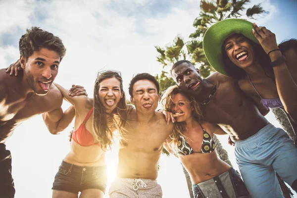 Glückliche junge Freunde am Strand — Stockfoto