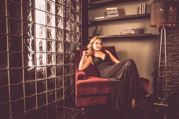 ソファ上で美しい金髪女性 — ストック写真