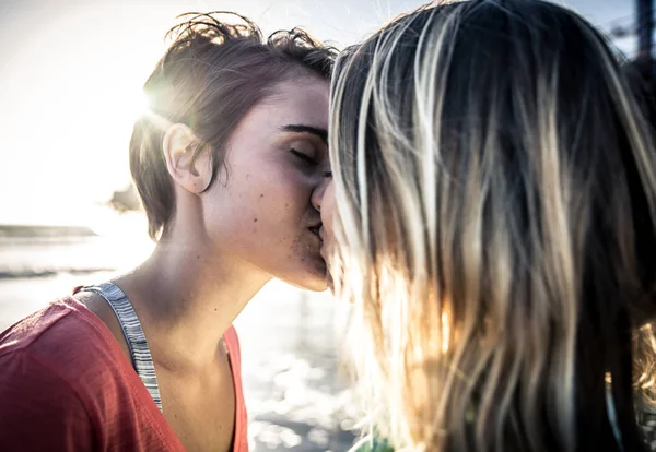 Gelukkige homo paar zoenen — Stockfoto