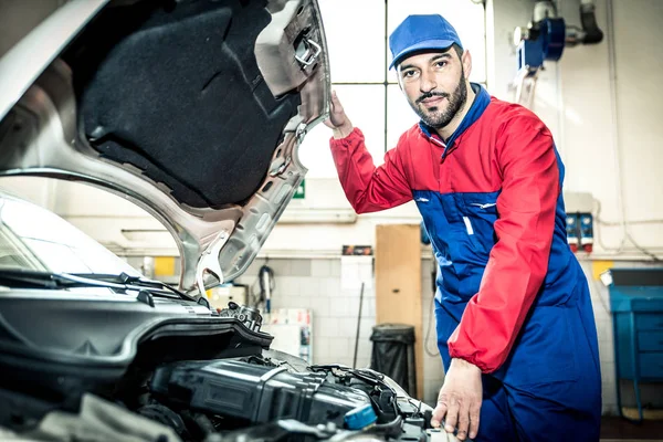 Mécanicien travaillant sur la voiture — Photo