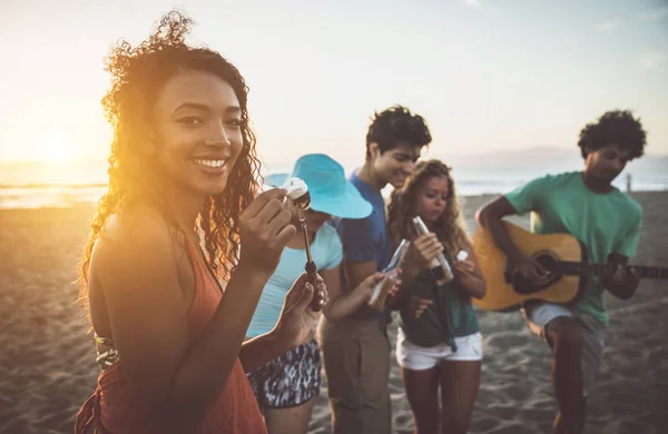 Amis s'amuser sur la plage — Photo